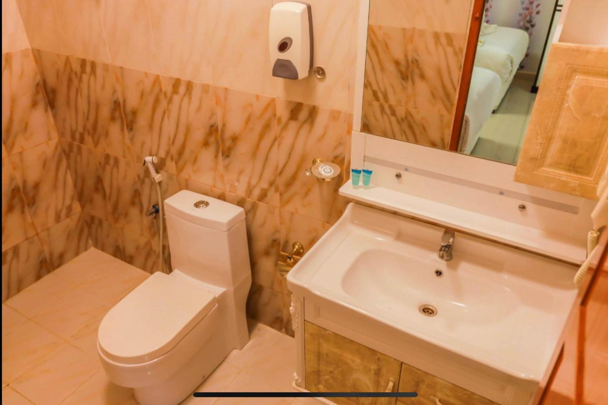 Capital O 141 Golden Rays Hotel Ibrā 외부 사진